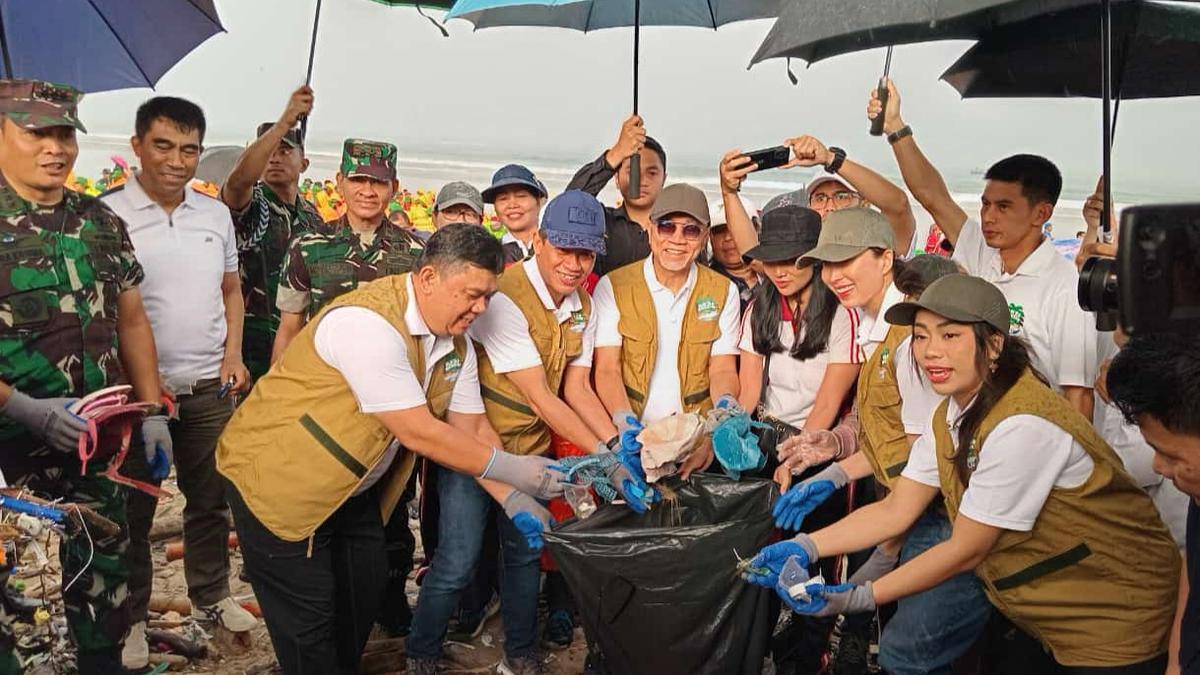 zulhas-ajak-masyarakat-bersih-bersih-pantai-untuk-jaga-populasi-ikan-konsumsi